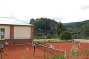fotka okolí Malé Skály - tenisové kurty